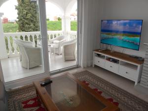 Et tv og/eller underholdning på Villa Mara + 33 billeder