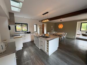 Kuchyň nebo kuchyňský kout v ubytování Les Vignes Rouges