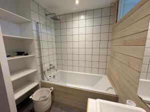 Koupelna v ubytování Les Vignes Rouges + 44 fotografií