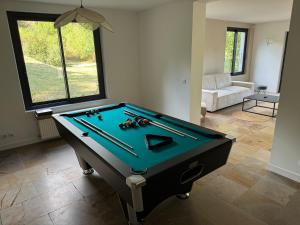 Biliár nebo kulečník v ubytování Les Vignes Rouges