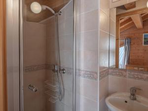 Koupelna v ubytování 3 pièces à Morzine, centre, proche pistes, 3*, WiFi, balcon, parking, jacuzzi, animaux OK, 6 pers - FR-1-754-37