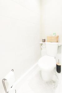 ein weißes Badezimmer mit Toilette und Waschbecken in der Unterkunft Double Room close to EFC LFC Liverpool City Centre in Liverpool
