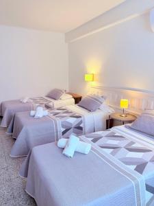 Ένα ή περισσότερα κρεβάτια σε δωμάτιο στο L'Illa Hotel