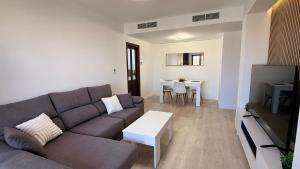 Χώρος καθιστικού στο Modern Cozy Apartment, Swimming Pool, Golf, WiFi, TV 65'', Air Conditioner +34 φωτογραφίες