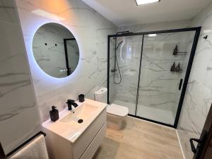 Ένα μπάνιο στο Modern Cozy Apartment, Swimming Pool, Golf, WiFi, TV 65'', Air Conditioner