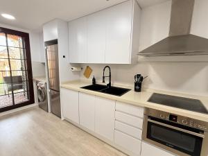 Η κουζίνα ή μικρή κουζίνα στο Modern Cozy Apartment, Swimming Pool, Golf, WiFi, TV 65'', Air Conditioner