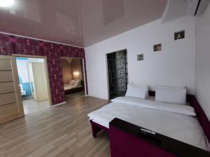 ein Schlafzimmer mit zwei Betten und ein Zimmer mit einer Kommode in der Unterkunft 2 кімнатна квартира на Садовому in Shcherbani