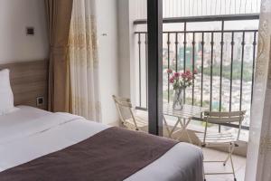 Postel nebo postele na pokoji v ubytování Hermes Housing- Masteri West Heights