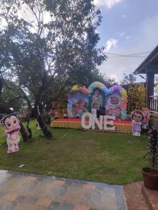 ein einzelnes Schild mitten in einem Park in der Unterkunft Sai Leela Bungalow - Villa with Private Pool in Mahabaleshwar