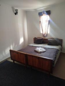 Ένα ή περισσότερα κρεβάτια σε δωμάτιο στο HOSTEL SOCRATES NOWOYAWORIVSK Хостел СОКРАТ НОВОЯВОРІВСЬК