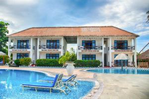 un complejo con 2 sillas y una piscina en Protels La Plage, en Bwejuu 35 fotos más