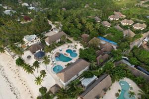 una vista aérea de un resort en una playa en Protels La Plage, en Bwejuu