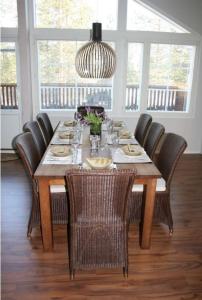 mesa de comedor con sillas y lámpara de araña en Levin Alppihuoneistot 3 as 9 Visit Levi, en Levi