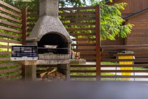 Gril dostupný pro hosty v chaty