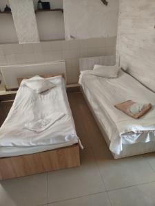 Ένα ή περισσότερα κρεβάτια σε δωμάτιο στο HOSTEL SOCRATES NOWOYAWORIVSK Хостел СОКРАТ НОВОЯВОРІВСЬК