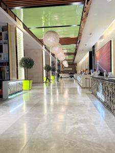 eine Lobby eines Gebäudes mit einem langen Flur in der Unterkunft Crown Suites At Platinum KLCC in Kuala Lumpur + 72 Fotos