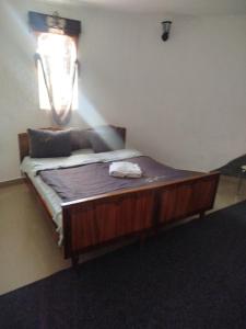 Ένα ή περισσότερα κρεβάτια σε δωμάτιο στο HOSTEL SOCRATES NOWOYAWORIVSK Хостел СОКРАТ НОВОЯВОРІВСЬК +5 φωτογραφίες