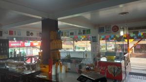 a kitchen with a counter in a restaurant at Pousada Ilha do Itacolomi Com Piscina Proximo do Beto Carrero in Penha