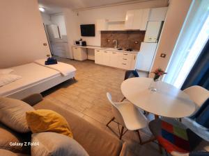 Ảnh trong thư viện ảnh của Alezzi Studio Beach Pool & Spa Heated Swimming Pool ở Mamaia Nord – Năvodari