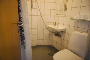 a bathroom with a toilet and a sink at Id069 Englandsgade 13, 1th in Esbjerg