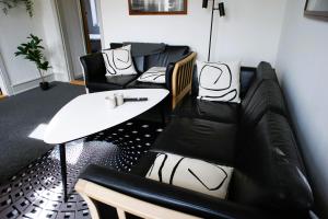 a restaurant with black leather chairs and a table at Id069 Englandsgade 13, 1th in Esbjerg