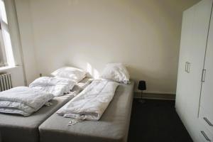 two beds with white sheets and pillows in a room at Id069 Englandsgade 13, 1th in Esbjerg