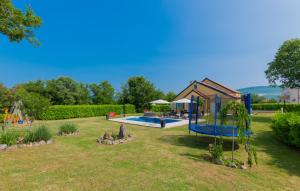 einen Hof mit Spielplatz mit Schaukel in der Unterkunft Villa Tea - Makarska by Villas Guide in Gornji Vinjani