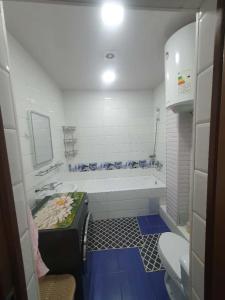 Ένα μπάνιο στο Сдается 3 комнатная квартира в аренду