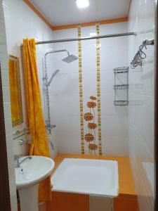 Ένα μπάνιο στο Сдается 3 комнатная квартира в аренду