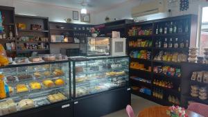 a display case in a store with food at Pousada Ilha do Itacolomi Com Piscina Proximo do Beto Carrero in Penha