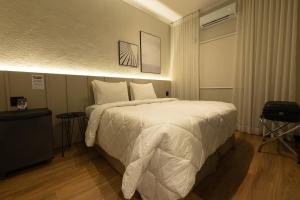 弗朗卡Morada Inn Hotel的卧室配有一张白色大床