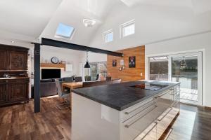 eine Küche mit Arbeitsplatte und ein Esszimmer in der Unterkunft Forest Apartment - Renchen in Unterberg