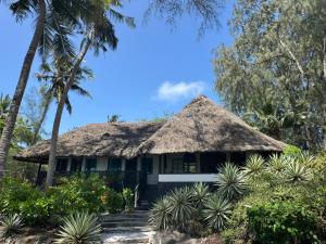 Κήπος έξω από το Beachfront Paradise Cũcũ Cottage Watamu