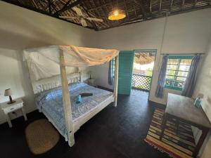 Ένα ή περισσότερα κρεβάτια σε δωμάτιο στο Beachfront Paradise Cũcũ Cottage Watamu