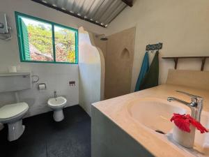 Ένα μπάνιο στο Beachfront Paradise Cũcũ Cottage Watamu