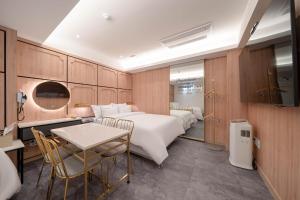 Ένα ή περισσότερα κρεβάτια σε δωμάτιο στο Suwon Hotel Insta