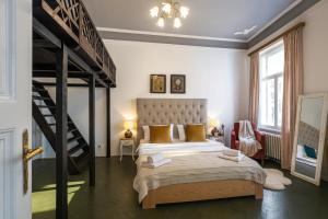 Postel nebo postele na pokoji v ubytování Golden Prague Residence, Jáchymova Street