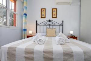 Sunstay Relax Rio Marina Beach Nerja في نيرخا: غرفة نوم بها سرير كبير مع مناشف عليه +169 صورة