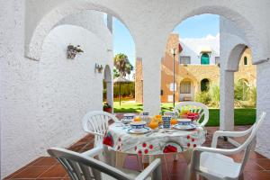 Sunstay Relax Rio Marina Beach Nerja في نيرخا: فناء به طاولة طعام
