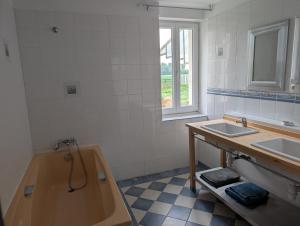 Koupelna v ubytování Les Hiboux + 20 fotografií