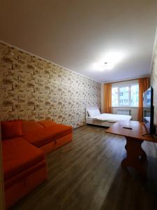 un salon avec un canapé et une table dans l'établissement Однокімнатна квартира на Садовому з ліжком, à Shcherbani