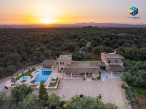 Bazén v ubytování Finca rural S'Art 9 nebo v jeho okolí