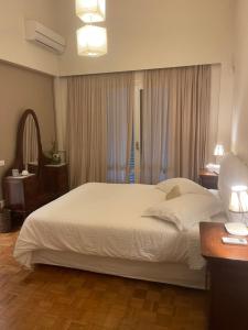 een slaapkamer met een groot wit bed in een kamer bij Slow living beautiful villa in Rafina +119 foto's