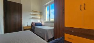 Ένα ή περισσότερα κρεβάτια σε δωμάτιο στο Holiday House Nuvola TROPEA CENTRO WIFI PARKING