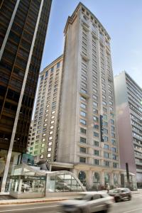 une voiture devant un grand bâtiment dans l'établissement Meliá Paulista, à São Paulo