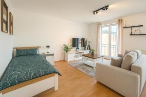 ライプツィヒにあるCity Lodge Leipzigのベッドとソファのある寝室