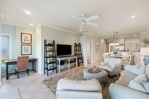 een woonkamer met banken en een televisie en een eetkamer bij WS5123: 5123 Windswept in Kiawah Island