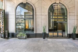 un bâtiment avec deux grandes fenêtres et deux plantes en pot dans l'établissement Meliá Paulista, à São Paulo