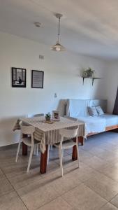 a living room with a table and a bed at VitruApart Temporario in Resistencia