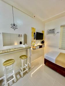 TV a/nebo společenská místnost v ubytování Sky Condotel Staycation